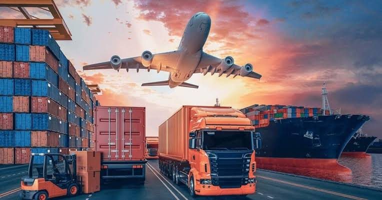 Transport & Logistique — port, conteneurs et flotte